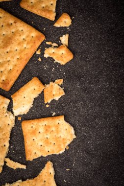 Üstten Görünüm Kepekli kraker düz siyah kenarlık olarak yatıyordu