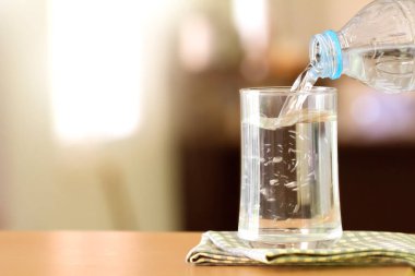 Kitchenroom tablo çubuğunda arıtılmış su bardak