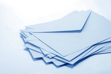 Yığınlama Zarflar ve posta letter kağıt beyaz b kapatmak