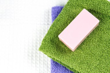 banyo havlusu çubuğunda doğal sabun