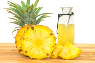 Wo dilimlenmiş ananas meyve ananas suyuyla şişe