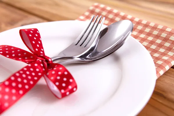 Close up dinner setting fork and spoon on plate on wooden backgr — Stock Photo, Image