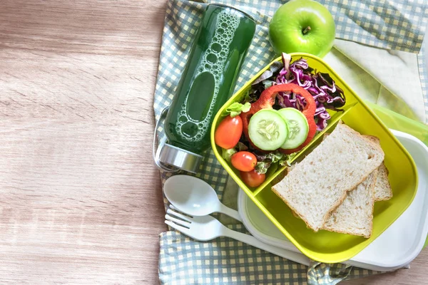 Здоровый обед с хлебом и зеленью — стоковое фото