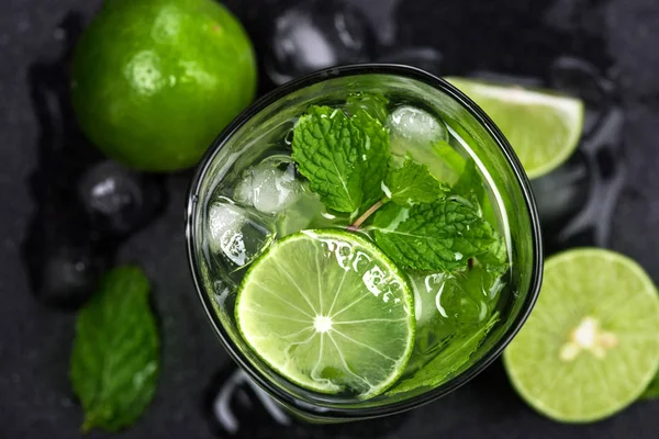 Üstten Görünüm veya havai çekim taze Mojito kokteyl kadar kapatın — Stok fotoğraf