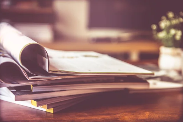 Selectieve aandacht van stapelen tijdschrift plaats op tafel in levende r — Stockfoto