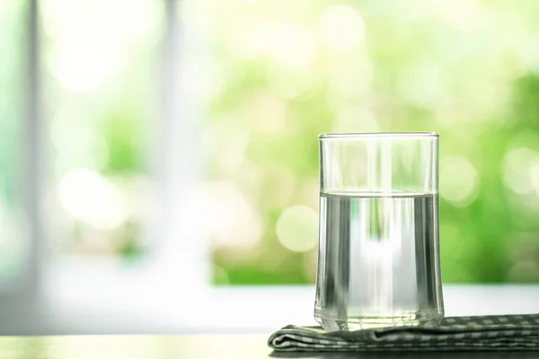 Fermer l'eau potable fraîche purifiée de la bouteille sur la table dans — Photo