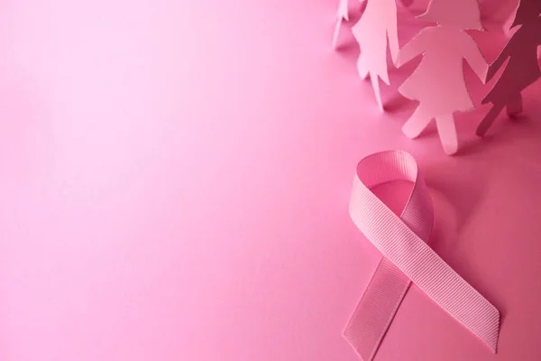 Kształt słodki różową wstążką z dziewczynka lalka papier na różowy backgro — Zdjęcie stockowe
