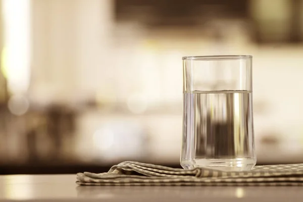 Il Bicchiere di acqua purificata sul bar di tavolo in cucina — Foto Stock