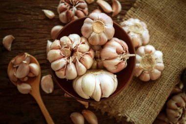 Ahşap masa üzerinde bir kapta sarımsak ampul kadar kapatın 