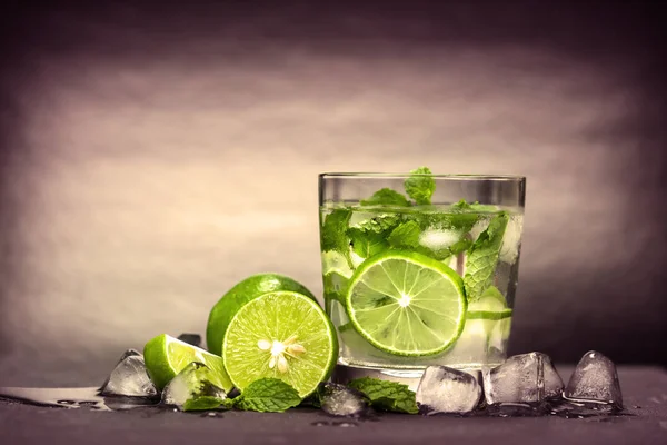 Close up the fresh mojito cocktail with fresh lime and mint leaf — Stock Photo, Image