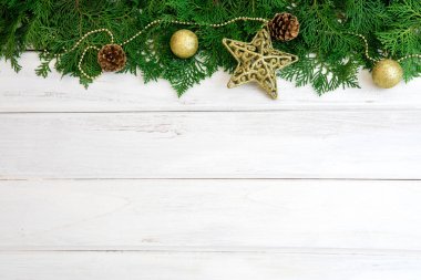 Sarı altın yıldız ve Noel top dekorasyonu ile çam yaprağı