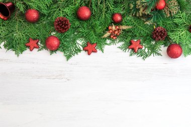  Kırmızı ve beyaz Noel top dekorasyonu ile çam yaprağı 