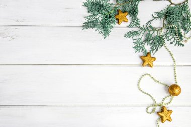 Sarı altın yıldız ve Noel top decoratio ile çam yaprağı