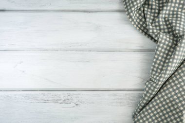 Damalı masa örtüsü veya boş Beyaz ahşap peçeteye ta buruşuk