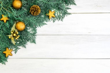 Sarı altın yıldız ve Noel top decoratio ile çam yaprağı