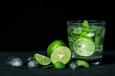 Taze mojito taze limon ve nane yaprağı ile kokteyl kadar kapatın
