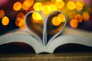 Kitap sayfası Bokeh Lig kutlamalarıyla kalbe süsleme yapıyor.