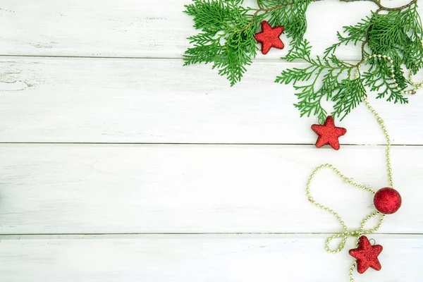 Borovice list s červenou hvězdou a vánoční dekorace koule bílá w — Stock fotografie
