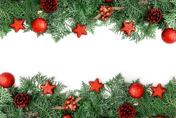 La hoja de pino con estrella roja y decoración de la bola de Navidad en wh —  Fotos de Stock