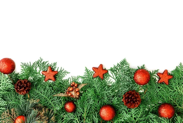 La feuille de pin avec étoile rouge et décoration de boule de Noël sur wh — Photo