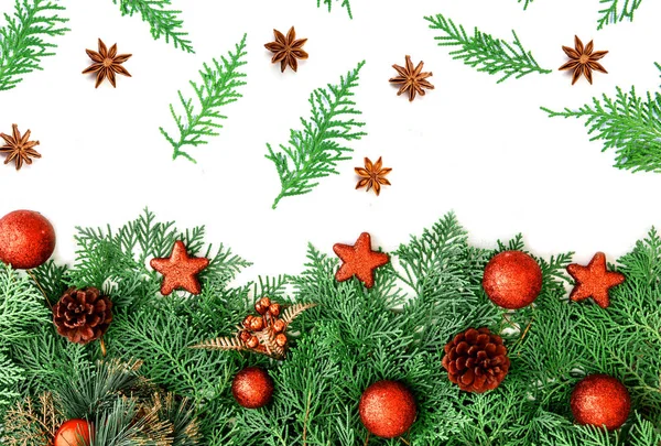 Pine list s červenou hvězdou a vánoční dekorace koule na wh — Stock fotografie