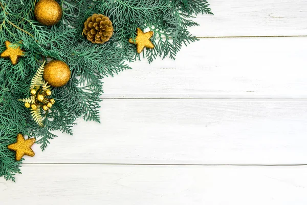 Pine list s žlutá Zlatá hvězda a vánoční koule dekora — Stock fotografie