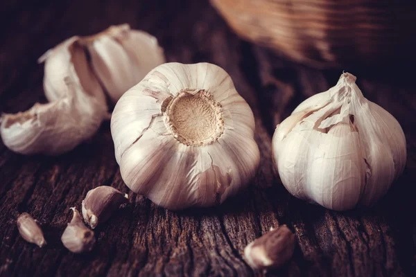 Primer grupo de ajo en la mesa de madera de la cocina — Foto de Stock