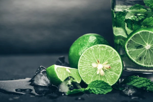 Taze mojito taze limon ve nane yaprağı ile kokteyl kadar kapatın — Stok fotoğraf