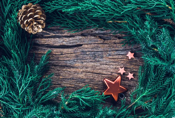 Vánoční ozdoby na dřevěném pozadí jako rámeček s co — Stock fotografie