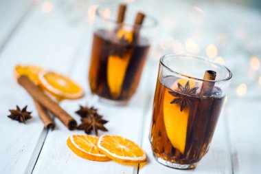 Night kutlama yeni yıl Beyaz masaya mulled şarap