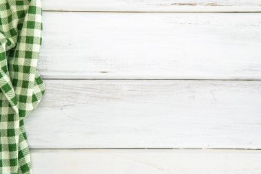 Buruşuk yeşil kareli masa örtüsü veya boş beyaz peçeteye