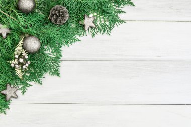 Gümüş Yıldız ve Noel top dekorasyonu bir wh ile çam yaprağı