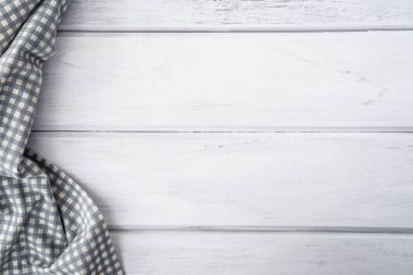 Crumpled damalı masa örtüsü veya boş beyaz woode peçeteye