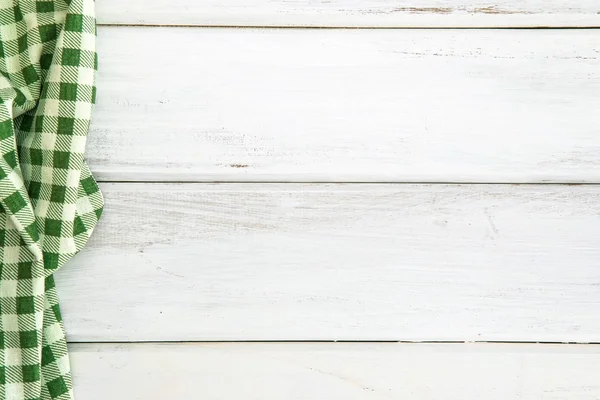 Buruşuk yeşil kareli masa örtüsü veya boş beyaz peçeteye
