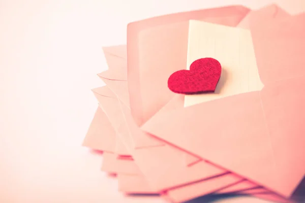 Bliska układanie różowy kopert i papieru letter poczty i th — Zdjęcie stockowe