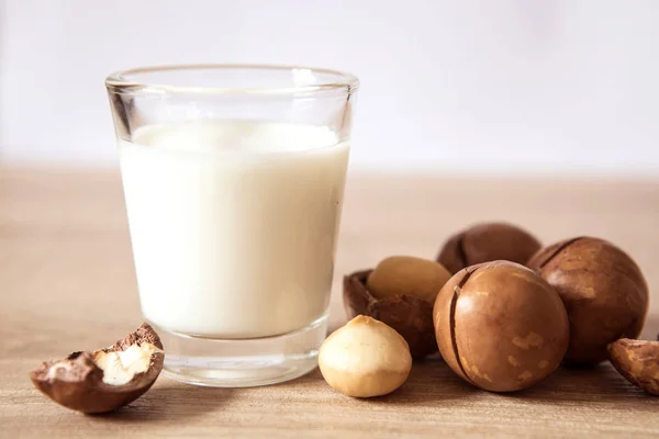 Ahşap masa, düşük yağ sağlıklı dr macadamia fındık süt kadar kapatın