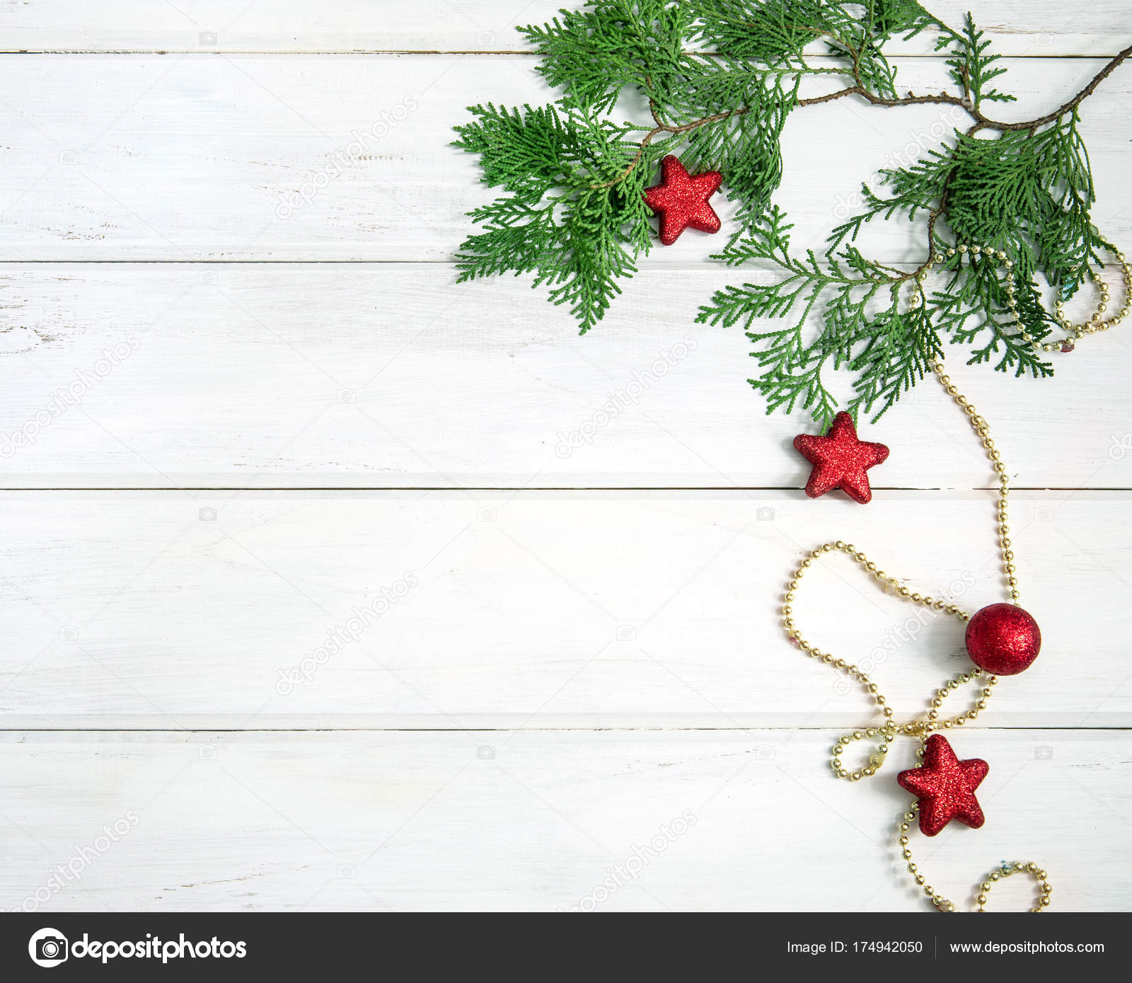 Die Kiefer Blatt Mit Roter Stern Und Kugel