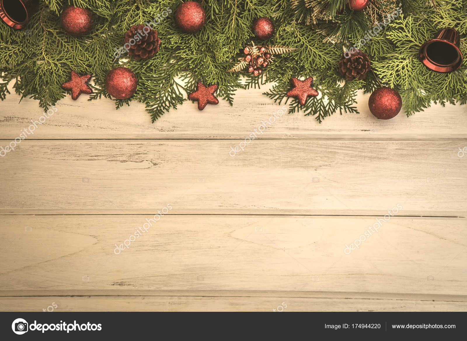 Kiefer Blatt Mit Roter Stern Und Kugel Weihnachtsdekoration