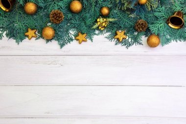 Sarı altın yıldız ve Noel top dekorasyonu ile çam yaprağı