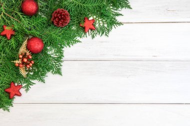  Kırmızı ve beyaz Noel top dekorasyonu ile çam yaprağı 