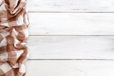 Crumpled kahverengi kareli masa örtüsü veya boş bir WHI peçeteye