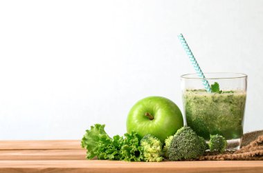 bir yeşil elma ile karışık yeşil sebze ve yeşil juic kapatın
