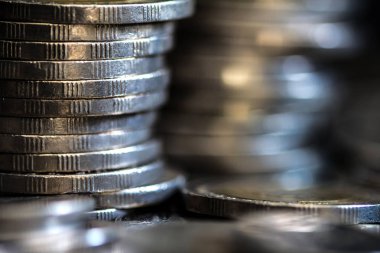 Koyu arka plan üzerinde istifleme gümüş para sikke kapatın