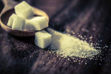 Şeker cubes kurmak durumunda kapatın ve tahta kaşık masada retr kamışı