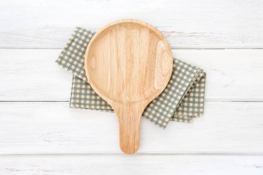 Peçete ahşap tabak tahtada beyaz tahta masada yer