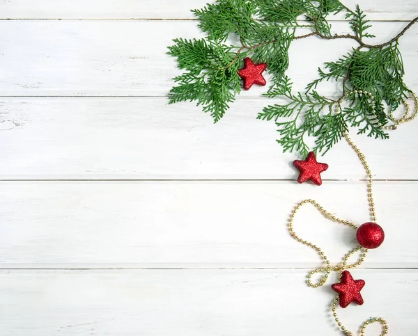 Pine list s červenou hvězdou a vánoční dekorace koule na whi — Stock fotografie