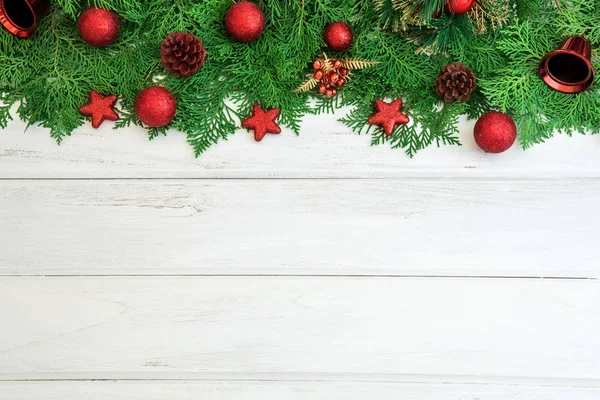  Kırmızı ve beyaz Noel top dekorasyonu ile çam yaprağı 