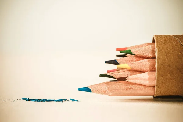Close up cabeça de lápis de cor azul sobre papel de desenho branco, cr — Fotografia de Stock