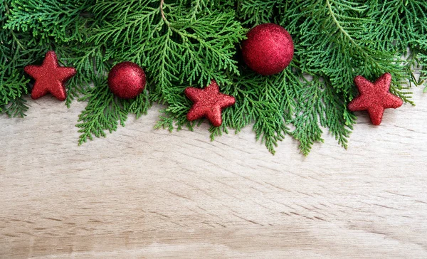 Borovice list s červenou hvězdou a vánoční dekorace koule na zalesněný — Stock fotografie