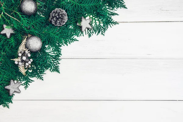 Borovice list s stříbrnou hvězdou a vánoční dekorace koule na Svatodušní — Stock fotografie
